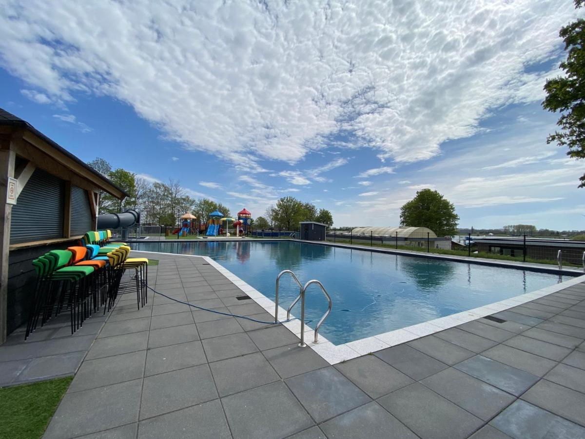 Luxus Cube Ferienhaus Chalet Am See Mit Schwimmbad In Lathum Nl Exterior photo